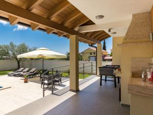 Holiday Home Beeindruckende Luxusvilla mit beheiztem Privatpool by Interhome