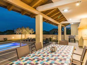 Holiday Home Beeindruckende Luxusvilla mit beheiztem Privatpool by Interhome