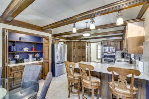 3,000-Sq-Ft Group Getaway w Pool Near Kansas City