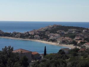 Holiday Home mit Blick auf das Wasser by Interhome