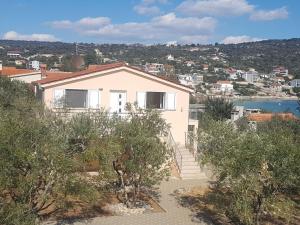 Holiday Home mit Blick auf das Wasser by Interhome