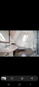 Luxurious 6-bed House in Wimbledon