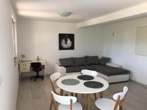 Holiday Home mit grünem Garten und Meerblick by Interhome