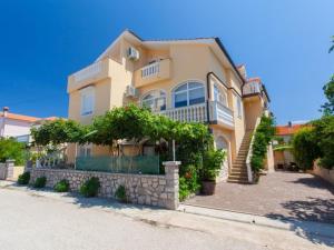 Apartment Ruhige Ferienwohnung Tina 8 by Interhome