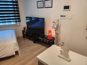 Hi lovely 1 minute from Magok Naru Station, 4 minutes from Gimpo Airport Station, triple station area