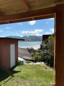 Refúgio para dois ao entardecer na beira-mar