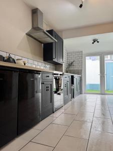 Large Home Sleeps 6 Central Location Free Parking