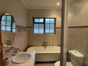 Family home with table mountain view and pool