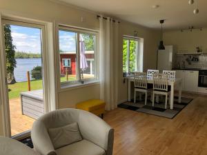 Holiday Home mit Garten und Holzterrasse am See by Interhome