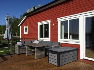 Holiday Home mit Garten und Holzterrasse am See by Interhome