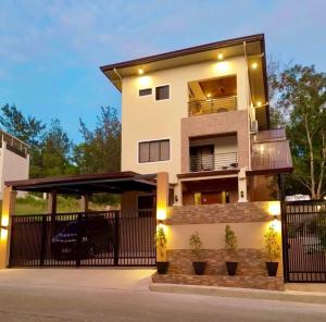 2BR Modern Cocoon-Near Beach, Subic Bay Yacht Yacht, Inflatable Island