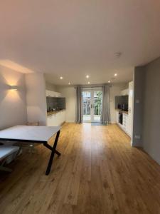 Admiralty Lane - No 4