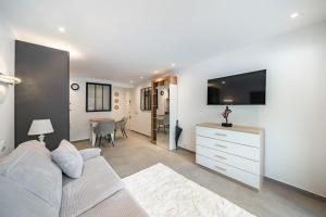 Charming bright studio with spacious outdoor area