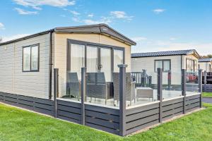 Binky Lodge Stylish Cosy 3-Bedroom Holiday Lodge Hoburne Naish Barton on Sea