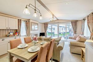 Binky Lodge Stylish Cosy 3-Bedroom Holiday Lodge Hoburne Naish Barton on Sea