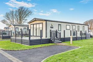 Binky Lodge Stylish Cosy 3-Bedroom Holiday Lodge Hoburne Naish Barton on Sea