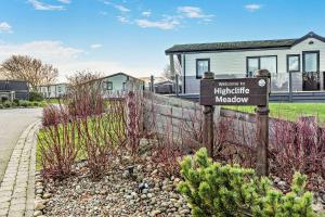 Binky Lodge Stylish Cosy 3-Bedroom Holiday Lodge Hoburne Naish Barton on Sea