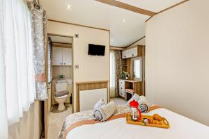 Binky Lodge Stylish Cosy 3-Bedroom Holiday Lodge Hoburne Naish Barton on Sea