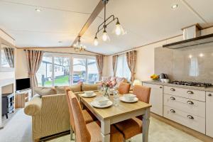 Binky Lodge Stylish Cosy 3-Bedroom Holiday Lodge Hoburne Naish Barton on Sea