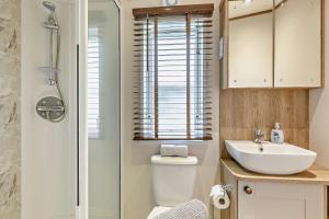 Binky Lodge Stylish Cosy 3-Bedroom Holiday Lodge Hoburne Naish Barton on Sea