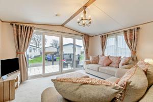 Binky Lodge Stylish Cosy 3-Bedroom Holiday Lodge Hoburne Naish Barton on Sea