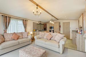Binky Lodge Stylish Cosy 3-Bedroom Holiday Lodge Hoburne Naish Barton on Sea