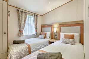 Binky Lodge Stylish Cosy 3-Bedroom Holiday Lodge Hoburne Naish Barton on Sea