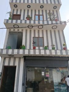 Hotel Shri Girraj Dham Vrindavan Dham