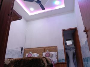 Hotel Shri Girraj Dham Vrindavan Dham