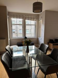 Bright 1BR escape in popular & bustling area