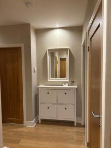 Bright 1BR escape in popular & bustling area