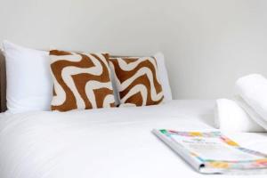 DiscountsContractorsWIFIFree ParkingSmart TV