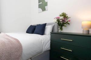 DiscountsContractorsWIFIFree ParkingSmart TV