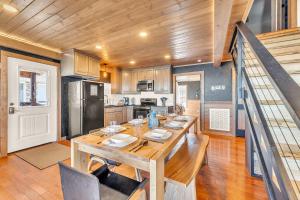 Attitude Adjustment Cabin with hot tub fire pit & indoor pool