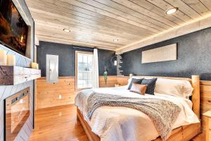Attitude Adjustment Cabin with hot tub fire pit & indoor pool