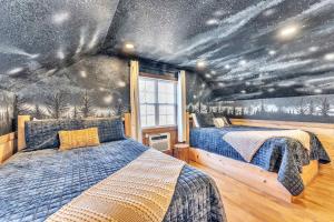 Attitude Adjustment Cabin with hot tub fire pit & indoor pool