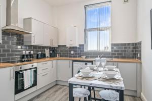 Latimer Flat 6 - Spacious 2-Bed Apt - Sleeps 7