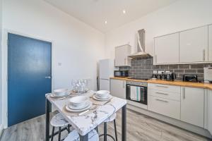 Latimer Flat 6 - Spacious 2-Bed Apt - Sleeps 7