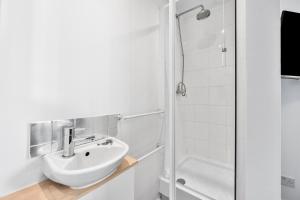 New 4 Bed House - Sleeps 6 - Parking - Wifi - 2 Bath