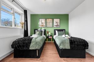 New 4 Bed House - Sleeps 6 - Parking - Wifi - 2 Bath