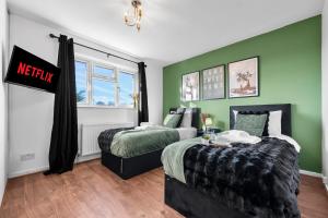 New 4 Bed House - Sleeps 6 - Parking - Wifi - 2 Bath