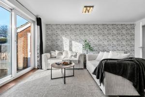 New 4 Bed House - Sleeps 6 - Parking - Wifi - 2 Bath