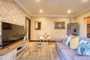 Stylish 2-Bed Umhlanga Apartment - Pool Patio & Sea Views