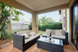 Stylish 2-Bed Umhlanga Apartment - Pool Patio & Sea Views