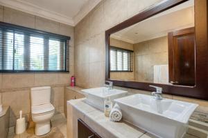 Stylish 2-Bed Umhlanga Apartment - Pool Patio & Sea Views