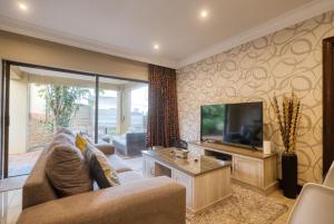 Stylish 2-Bed Umhlanga Apartment - Pool Patio & Sea Views