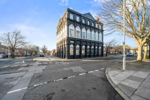 Latimer Flat 6 - Spacious 2-Bed Apt - Sleeps 7