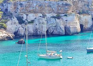 Location insolite en voilier, navigation, coucher de soleil, et baignades en mer