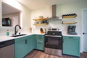 Lake Erie BreezeYour Restful Vermilion 3BR Vacation Home close to Cedar Point