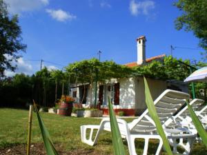 Holiday Home Freistehendes Haus Violeta mit weitläufigen Garten by Interhome